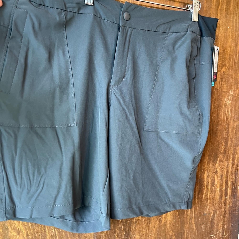 Very cute grey shorts. Lots of pockets. New with tags. XXXL light weight